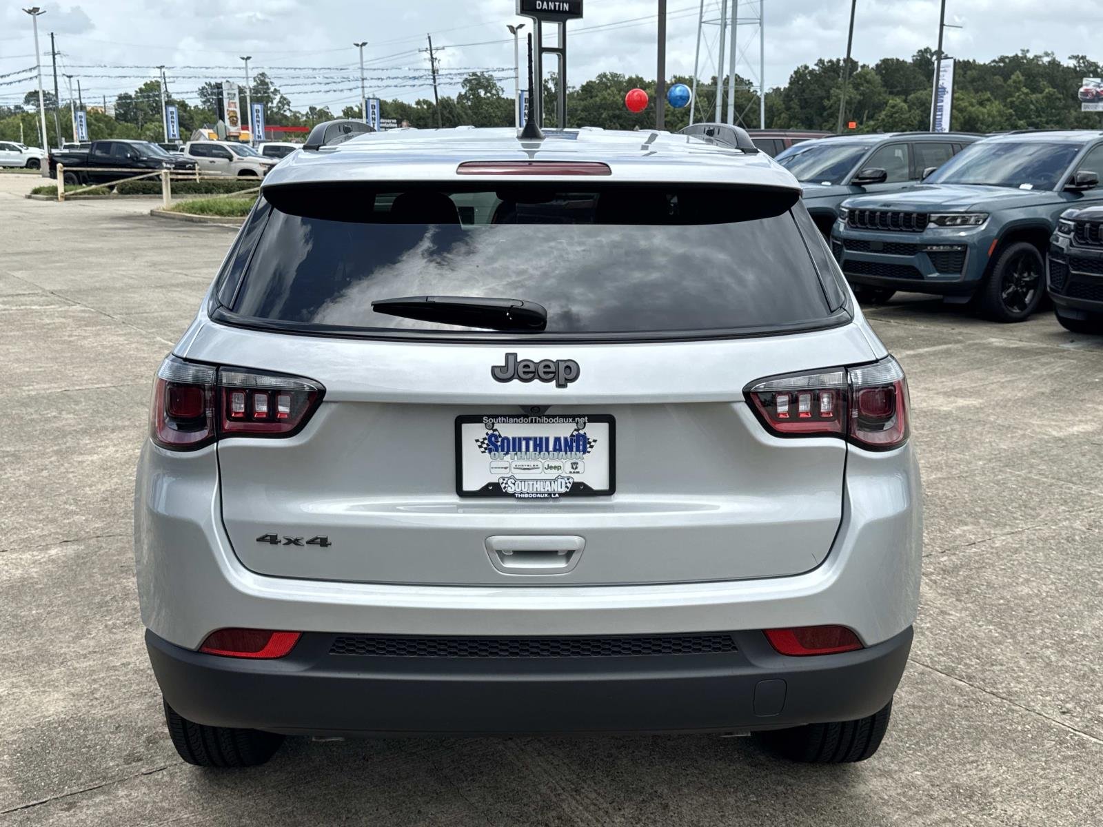 New 2026 Silver Zynith Metallic Clear-Coat Exterior Paint Jeep Latitude Altitude image 5