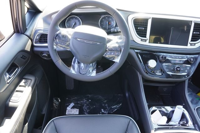 New 2027 Diamond Black Crystal Pearl-Coat Exterior Paint Chrysler Limited image 15