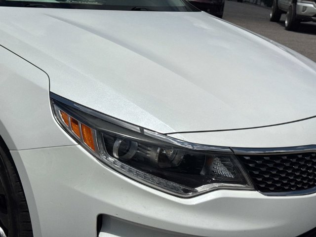Used 2018 White Kia EX image 11