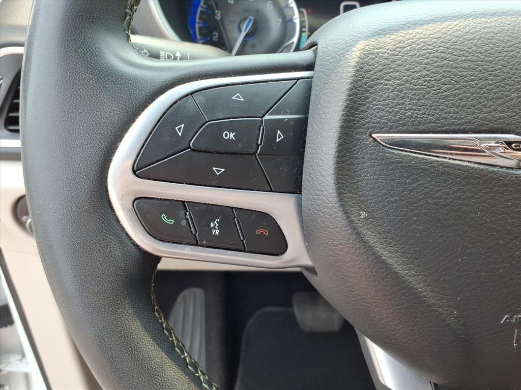 Used 2022 Bright White Clearcoat Chrysler Touring L image 18