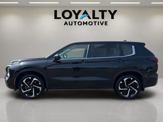 Used 2023 Black Mitsubishi SE image 2