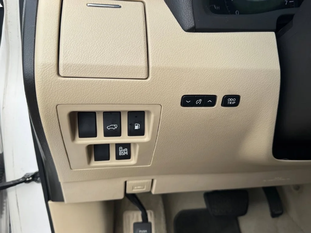 Used 2013 White Lexus 350 image 19