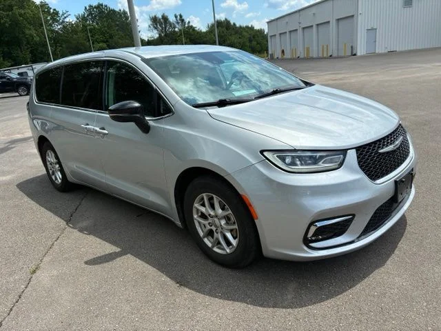 Used 2024 Silver Chrysler Touring L image 4