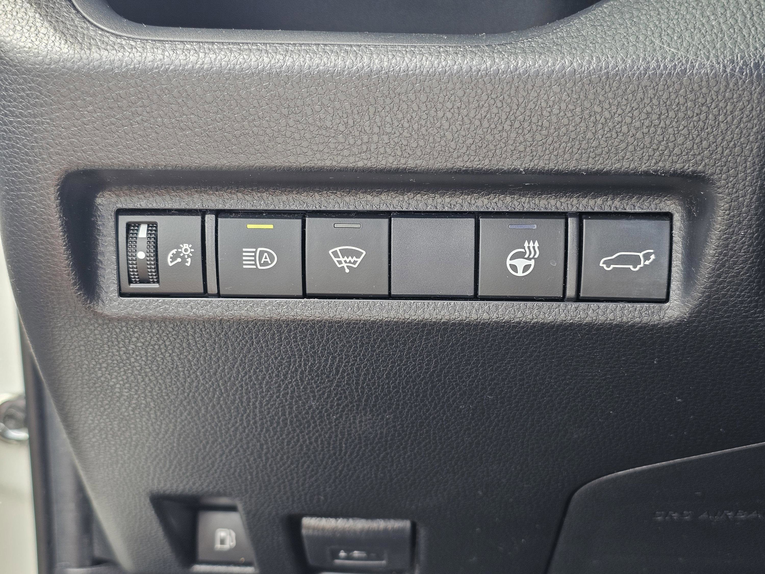 Used 2021 Blizzard Pearl Toyota Hybrid XLE Premium image 20