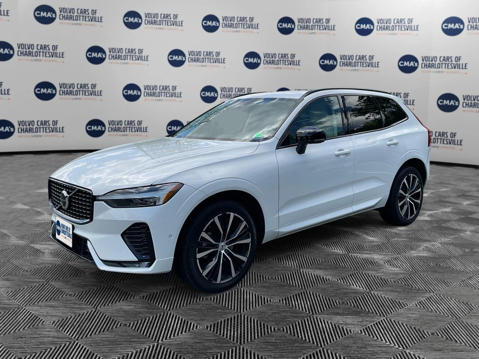 2024 Volvo XC60 B5 Plus Dark Theme AWD's photo