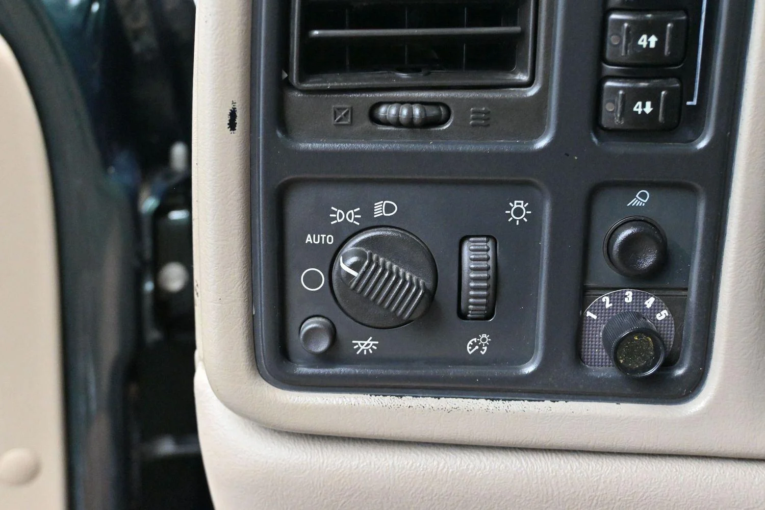 Used 2005 Dark Green Metallic Chevrolet LS image 20