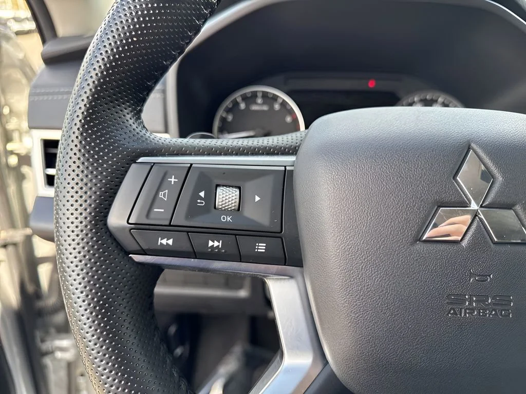 Used 2022 Silver Mitsubishi SE image 16