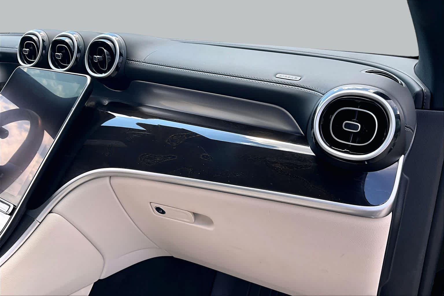 2024 Mercedes-Benz GLC 17