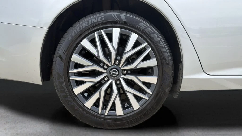 Used 2024 Brilliant Silver Nissan 2.5 SV image 26