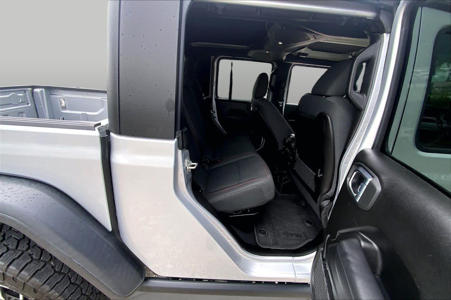 Used 2024 Silver Zynith Clearcoat Jeep Rubicon image 18