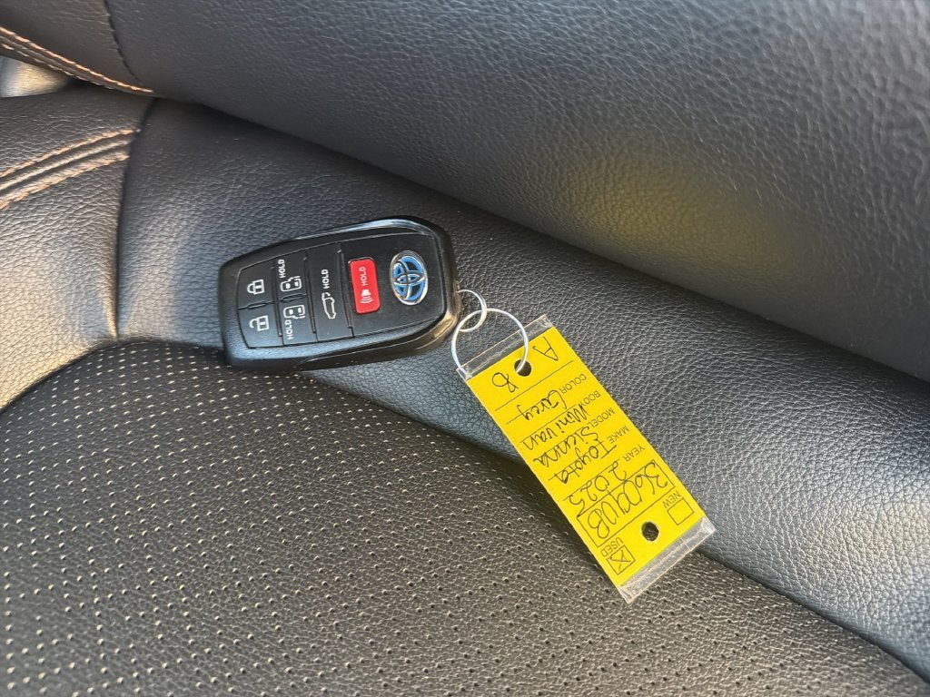 2025 Toyota Sienna Platinum - Photo 36