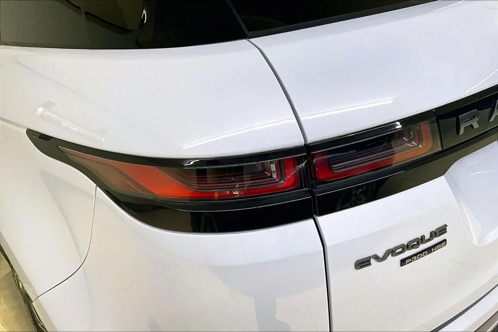 Used 2020 White Land Rover R-Dynamic HSE image 33
