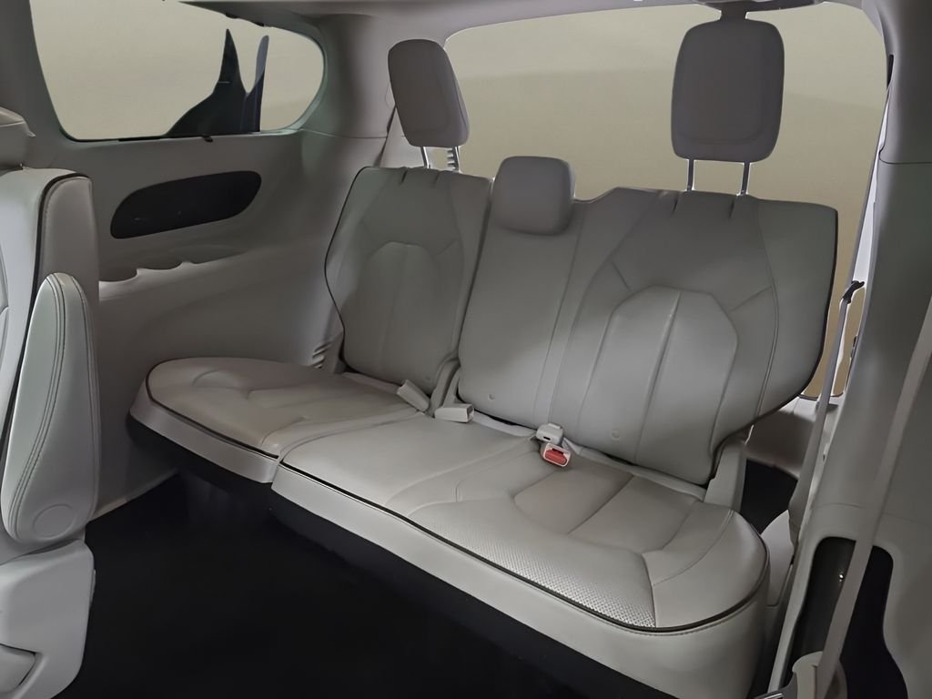 Used 2018 Gray Chrysler Limited image 16