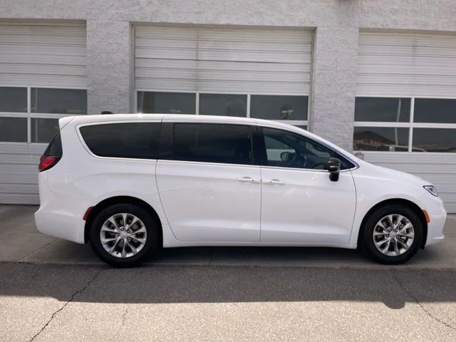 Used 2026 White Chrysler Limited image 1
