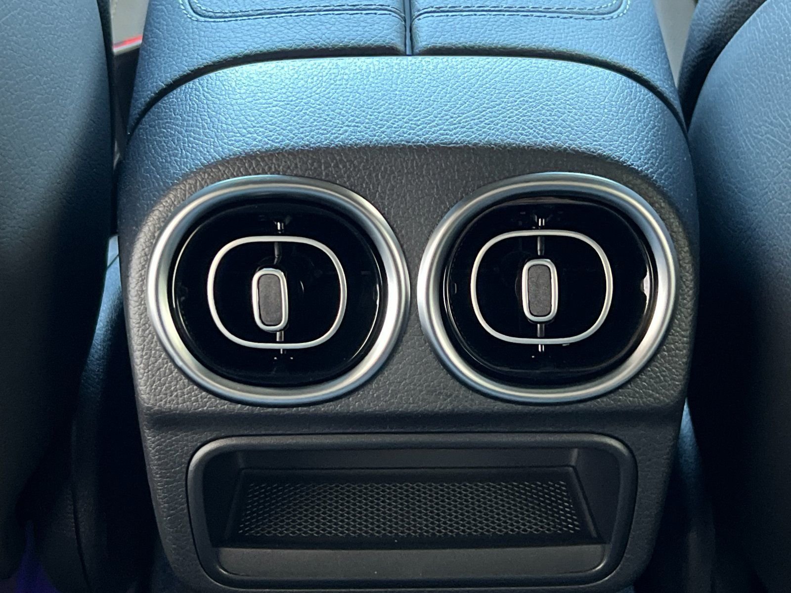 New 2026 MANUFAKTUR Alpine Grey Mercedes-Benz C 300 image 17