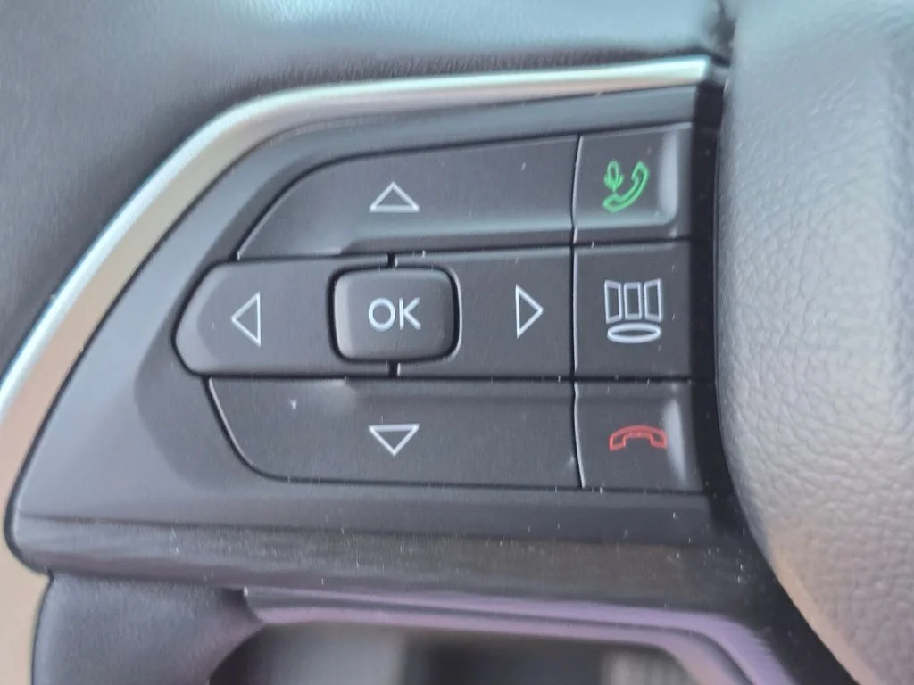 Used 2025 White Jeep Altitude X image 21