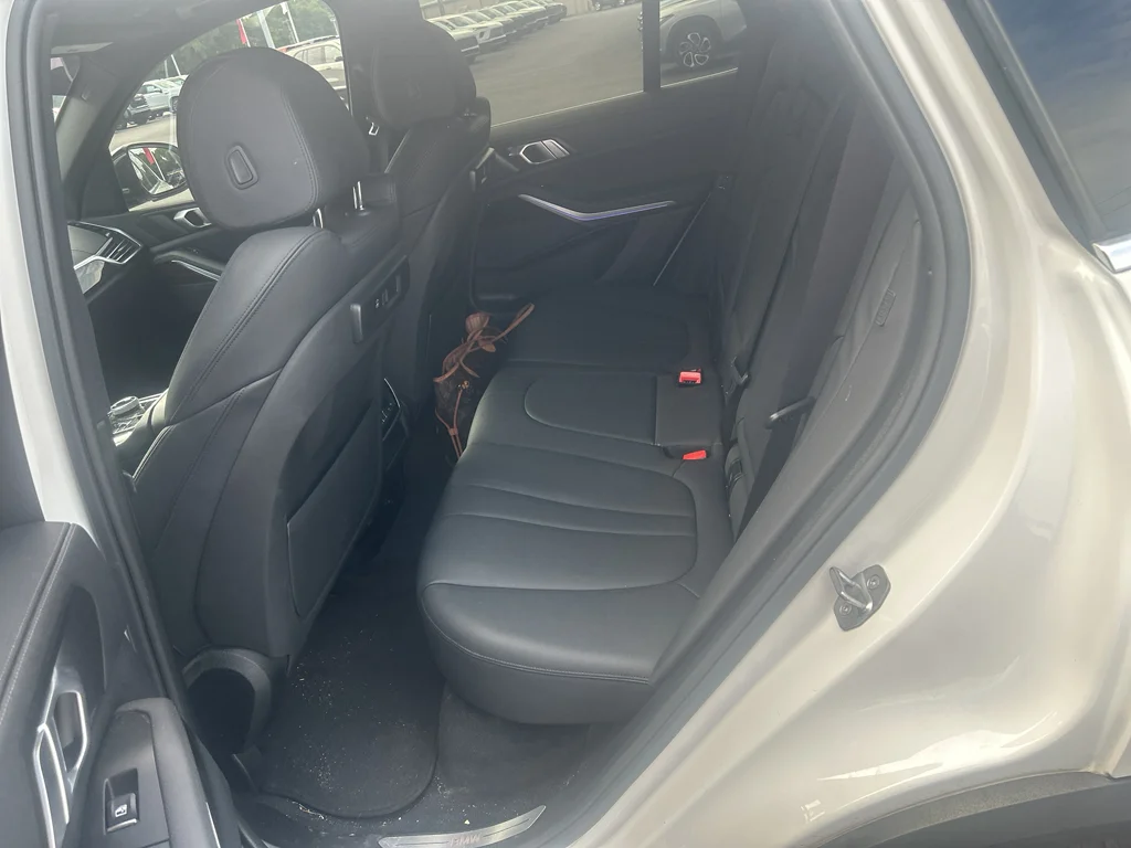 Used 2019 White BMW xDrive40i image 4