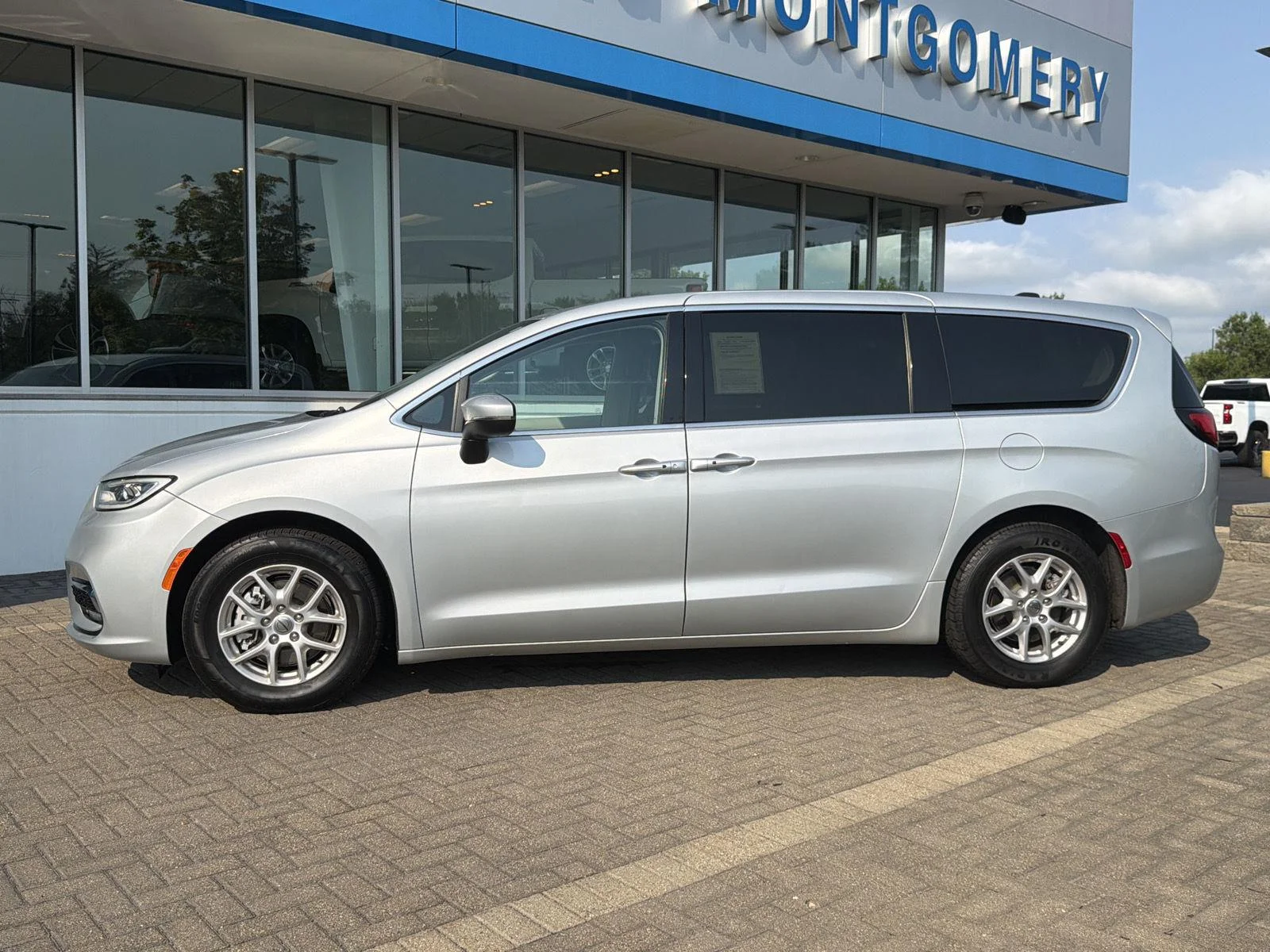 Used 2023 Silver Mist Clearcoat Chrysler Touring L image 2
