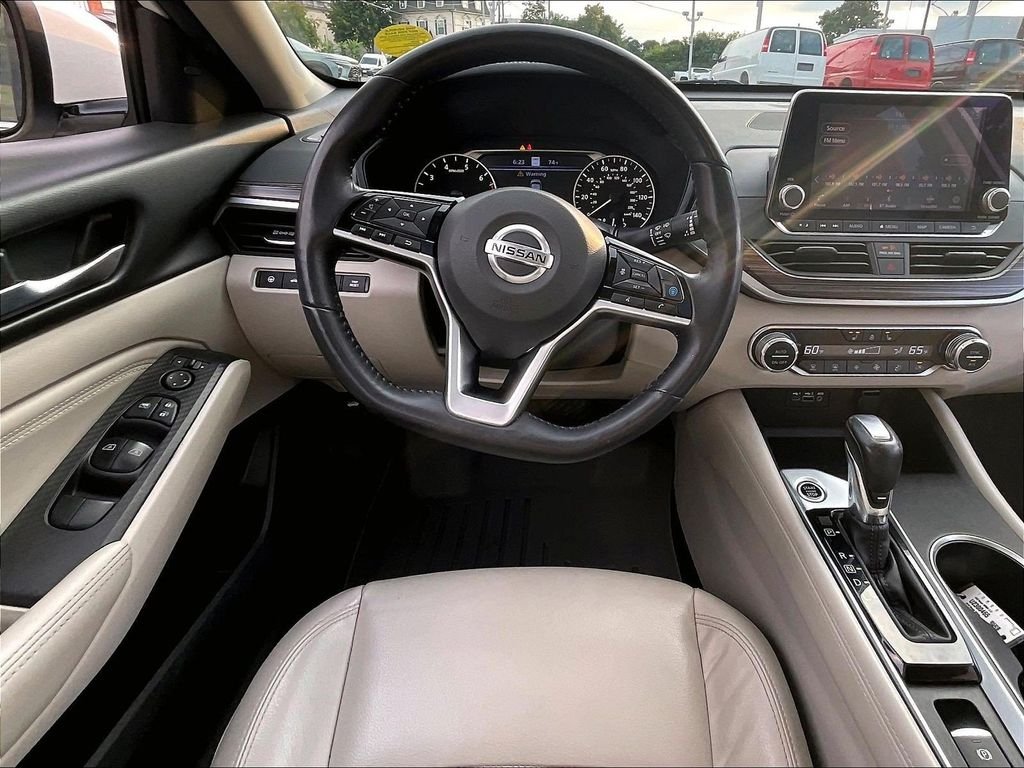 Used 2019 White Nissan 2.5 SL image 17