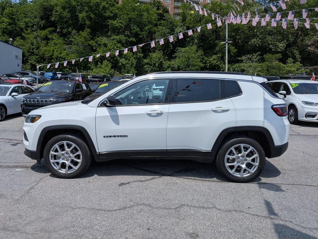 Used 2022 White Jeep Latitude Lux image 10