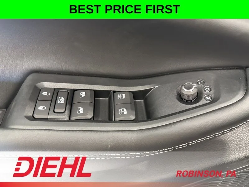 New 2026 Velvet Red Pearl-Coat Exterior Paint Jeep Laredo image 24