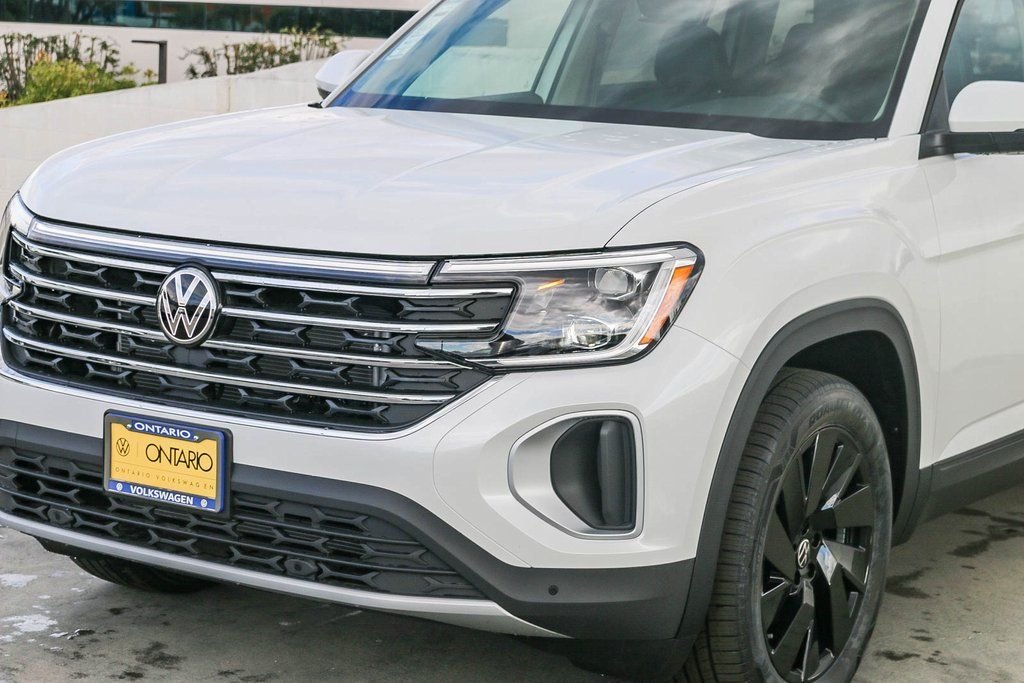 New 2026 White Volkswagen 2.0T SE w/Technology image 4