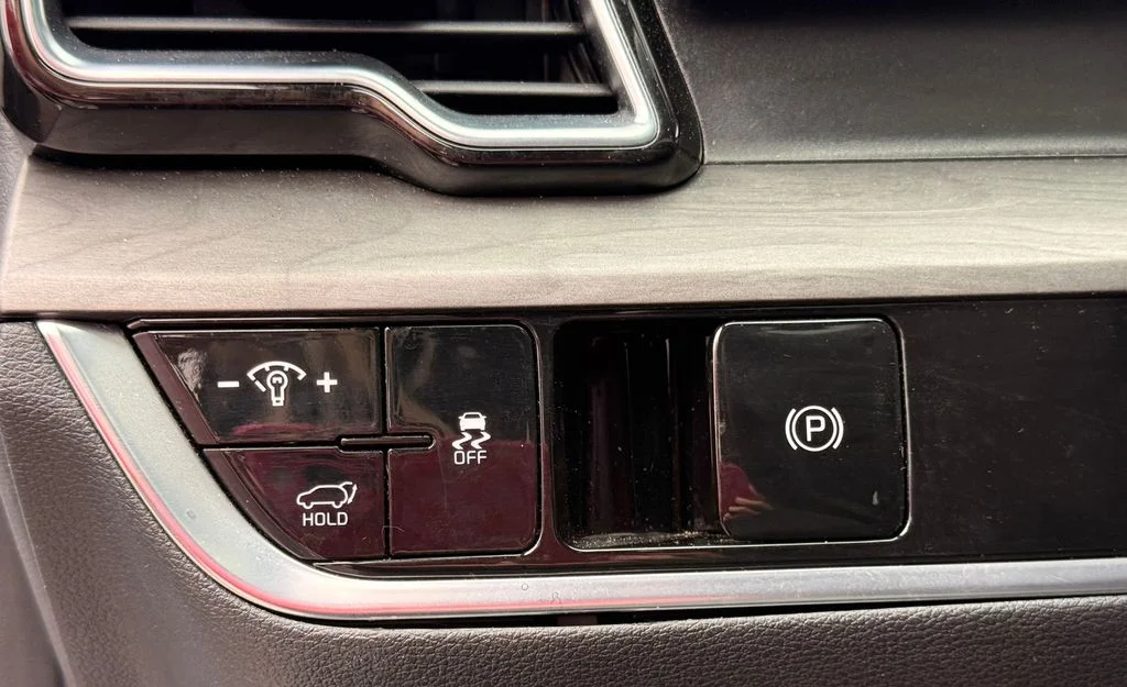 Used 2024 Glacial White Pearl Kia X-Line image 30