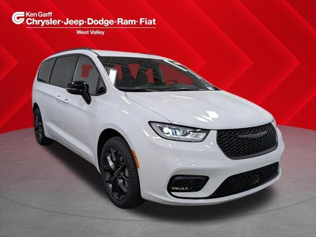 2026 Chrysler Pacifica Select AWD's photo