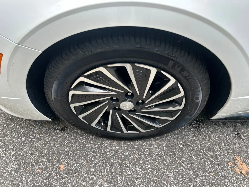 Used 2021 White Hyundai Limited image 13