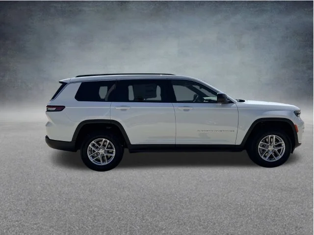 New 2026 Bright White Clear-Coat Exterior Paint Jeep Laredo X image 9