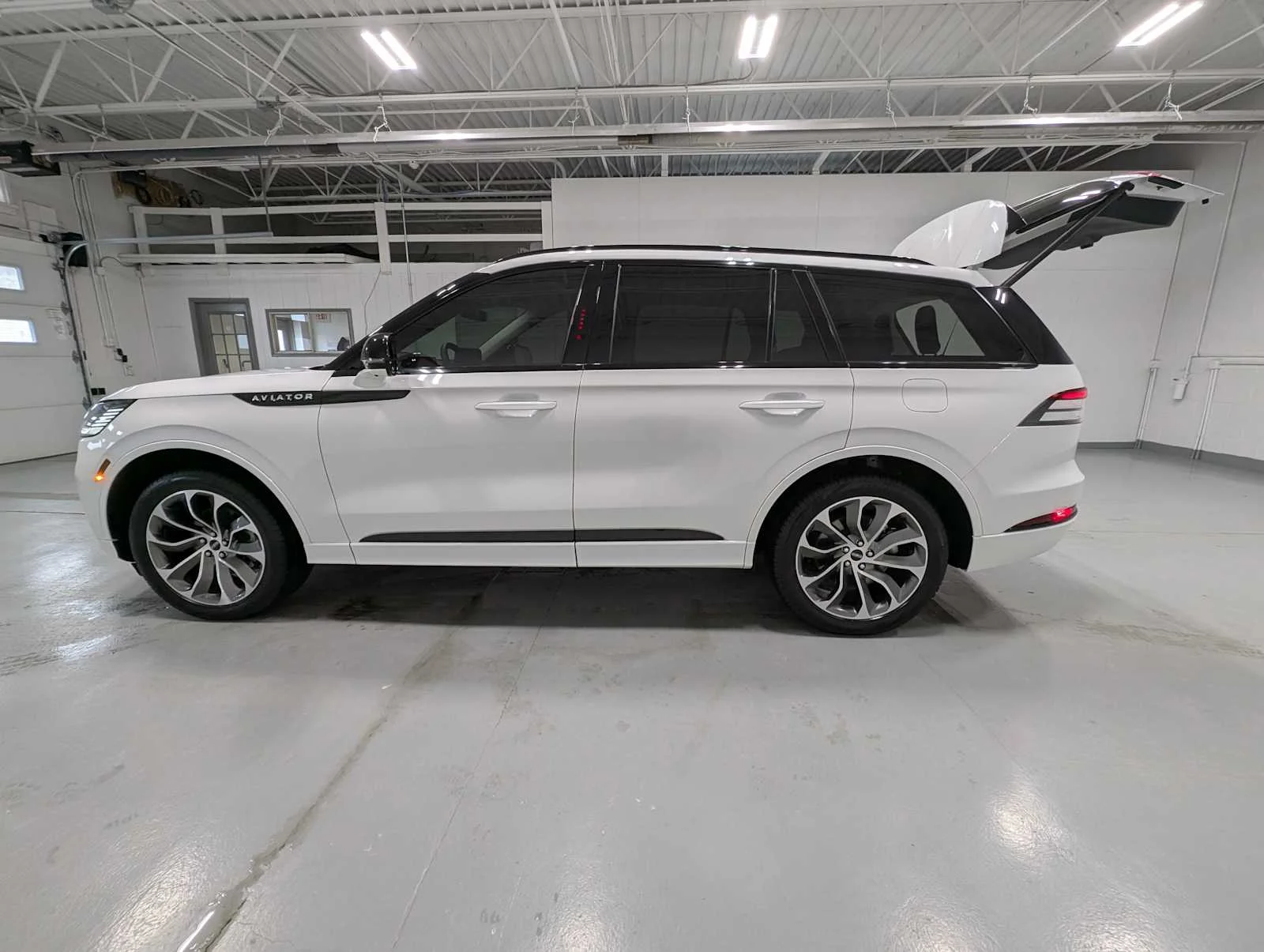 Used 2025 Pristine White Metallic Tri-Coat Lincoln Premiere image 12