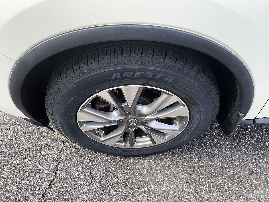 Used 2018 Pearl White Nissan SL image 9