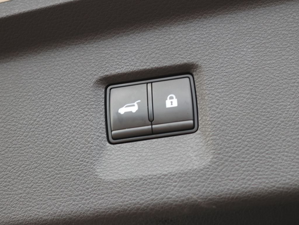 Used 2023 White INFINITI LUXE image 37