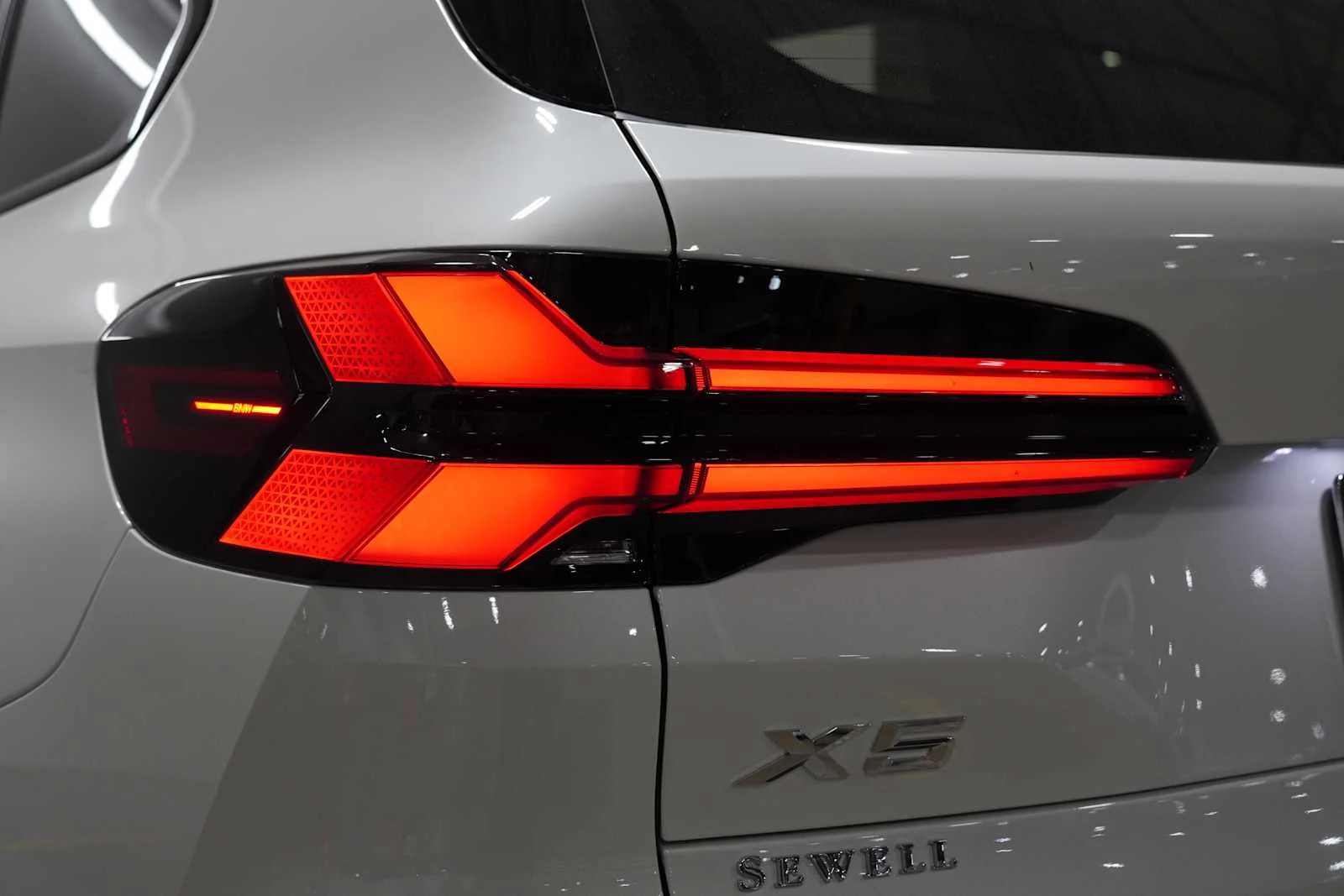 New 2026 Mineral White Metallic BMW xDrive40i image 7