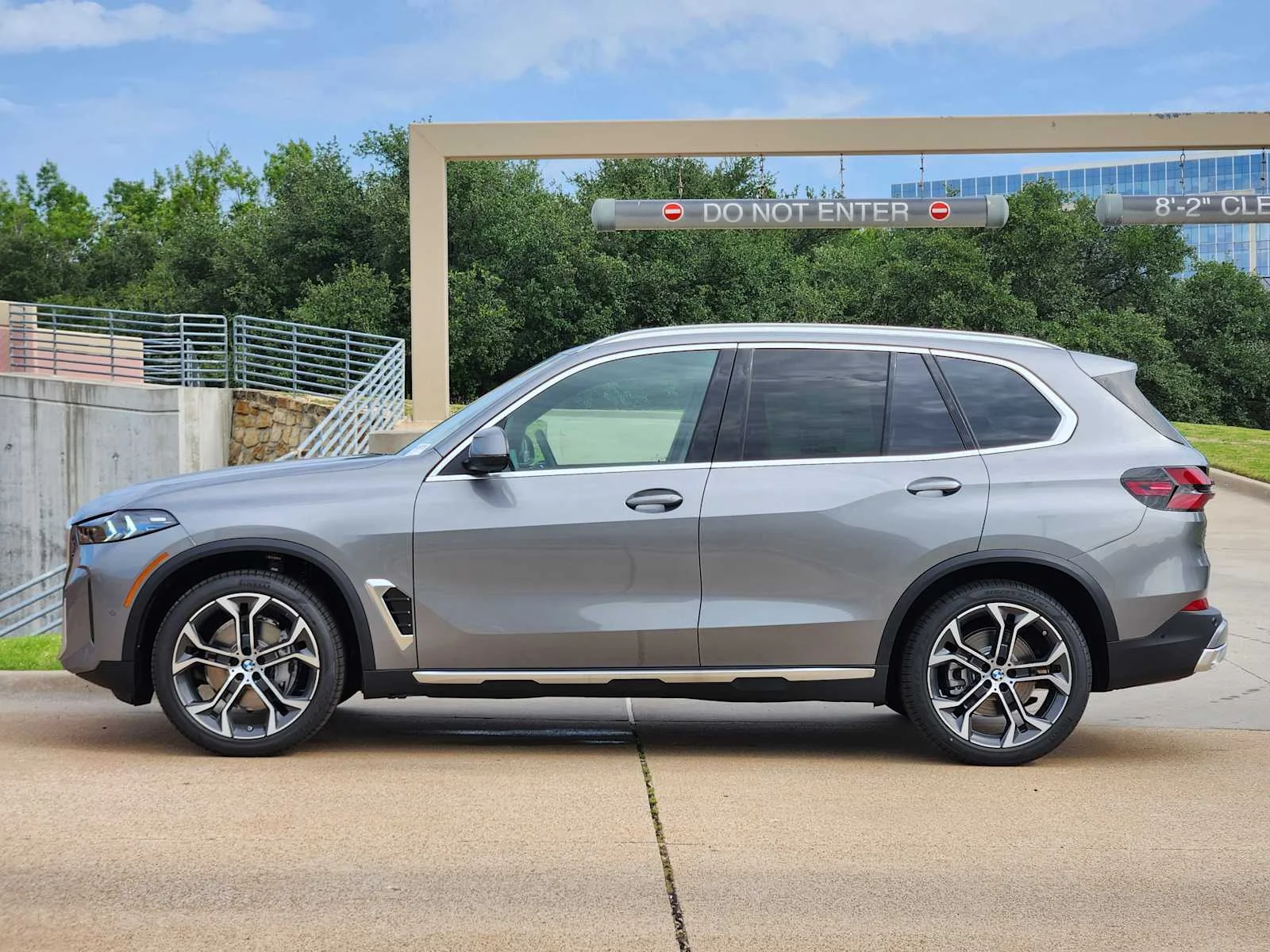 New 2026 Skyscraper Grey Metallic BMW xDrive40i image 2