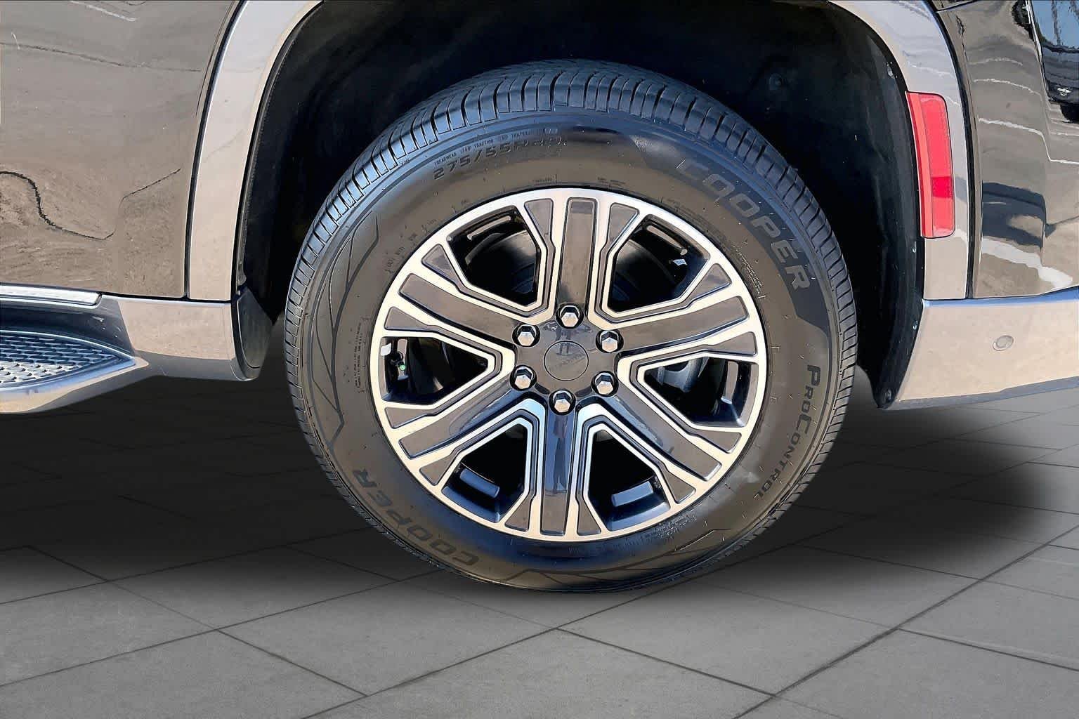 Used 2022 Diamond Black Crystal Pearlcoat Jeep Series III image 8