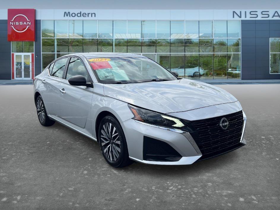 Certified Used 2024 Brilliant Silver Metallic Nissan 2.5 SV image 3