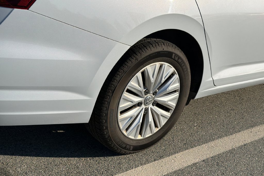 Used 2019 White Silver Metallic Volkswagen 1.4T S image 4