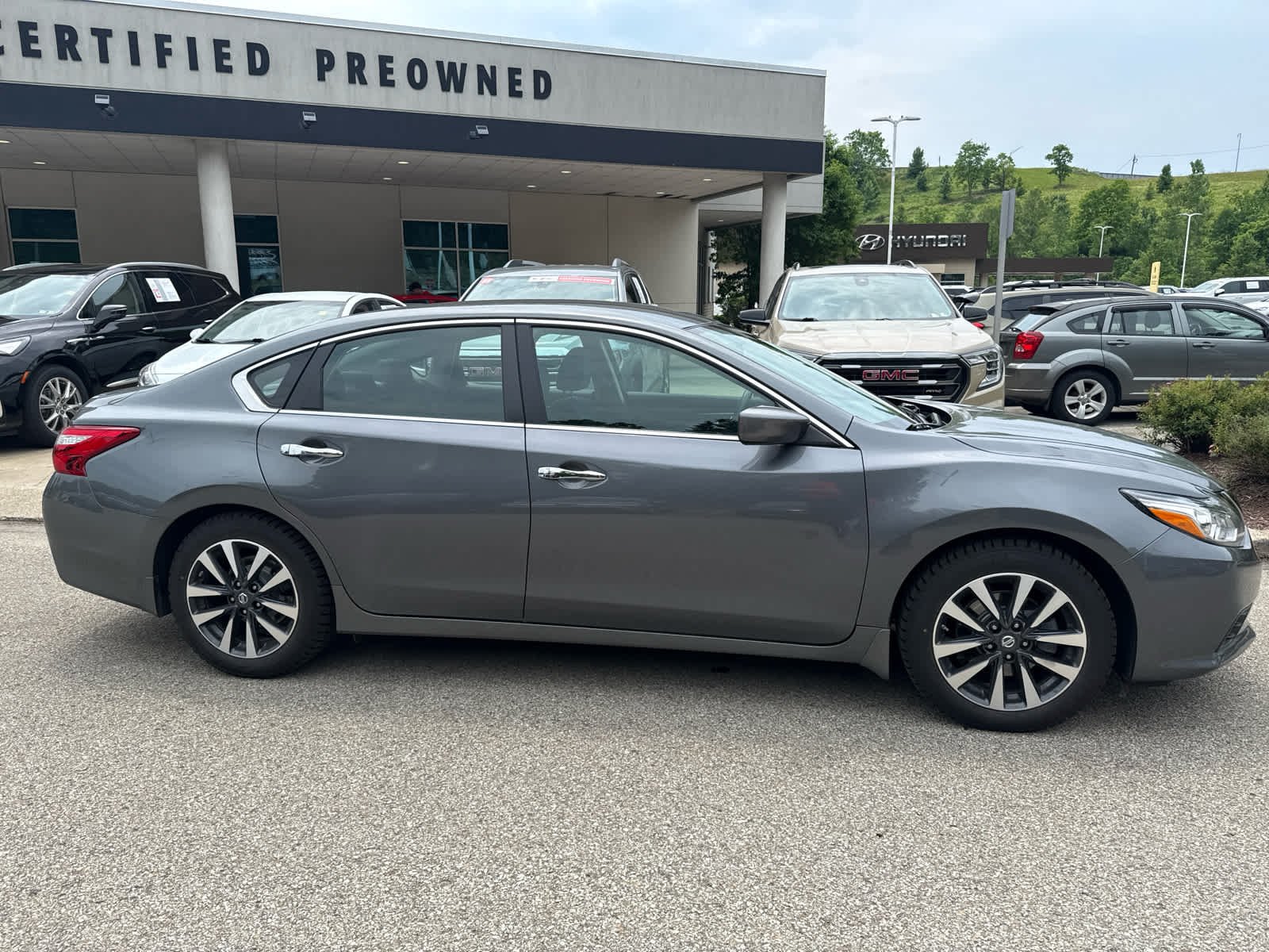 Used 2017 Gun Metallic Nissan 2.5 SV image 4