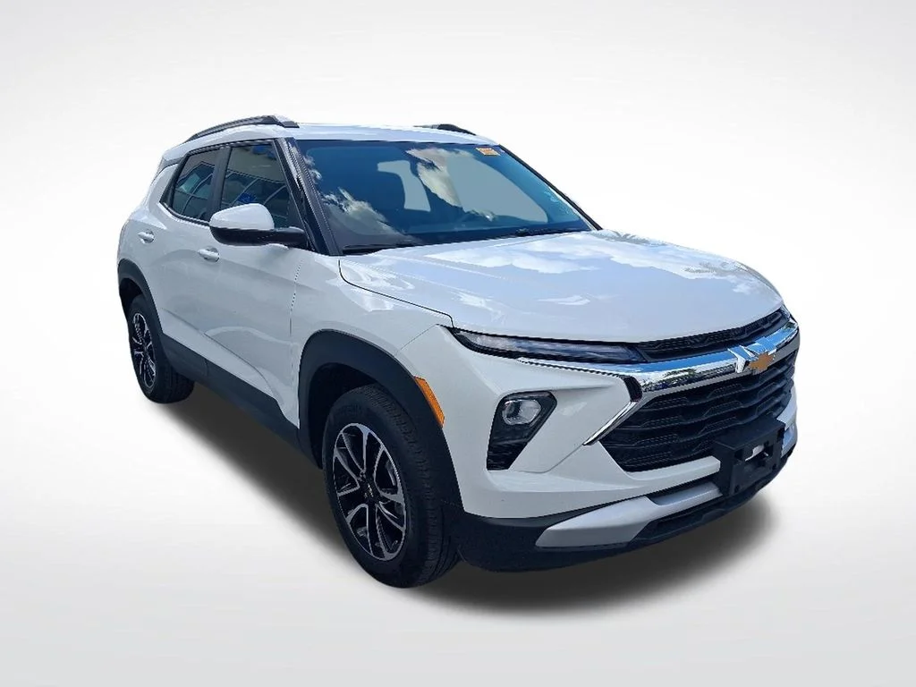 Used 2025 White Chevrolet LT image 3