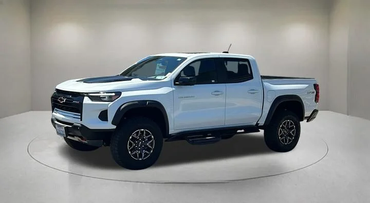 Used 2025 White Chevrolet ZR2 image 2