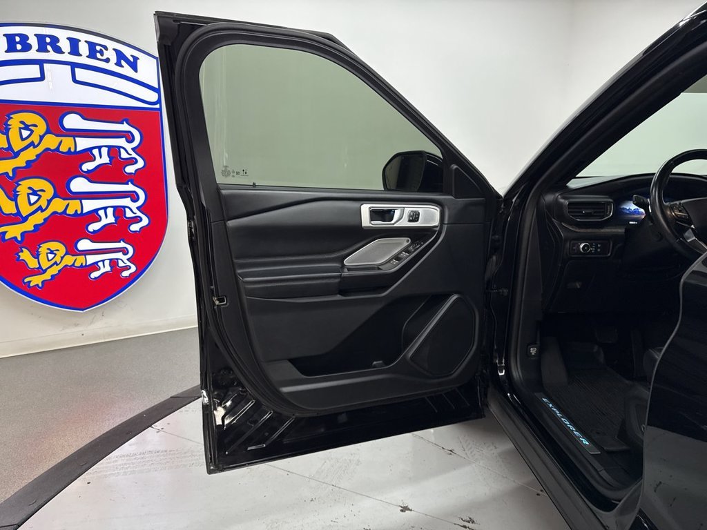 Used 2020 Black Metallic Ford Platinum image 12
