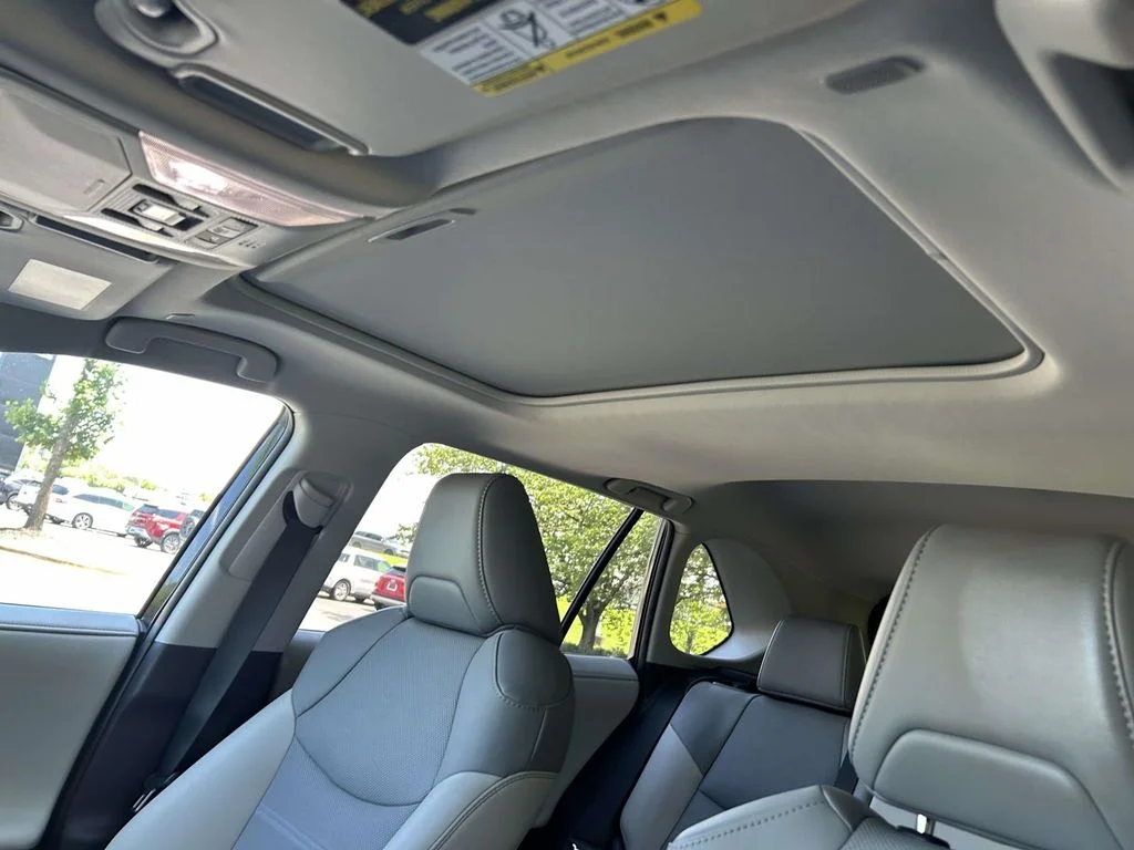 Used 2023  Toyota Limited image 12