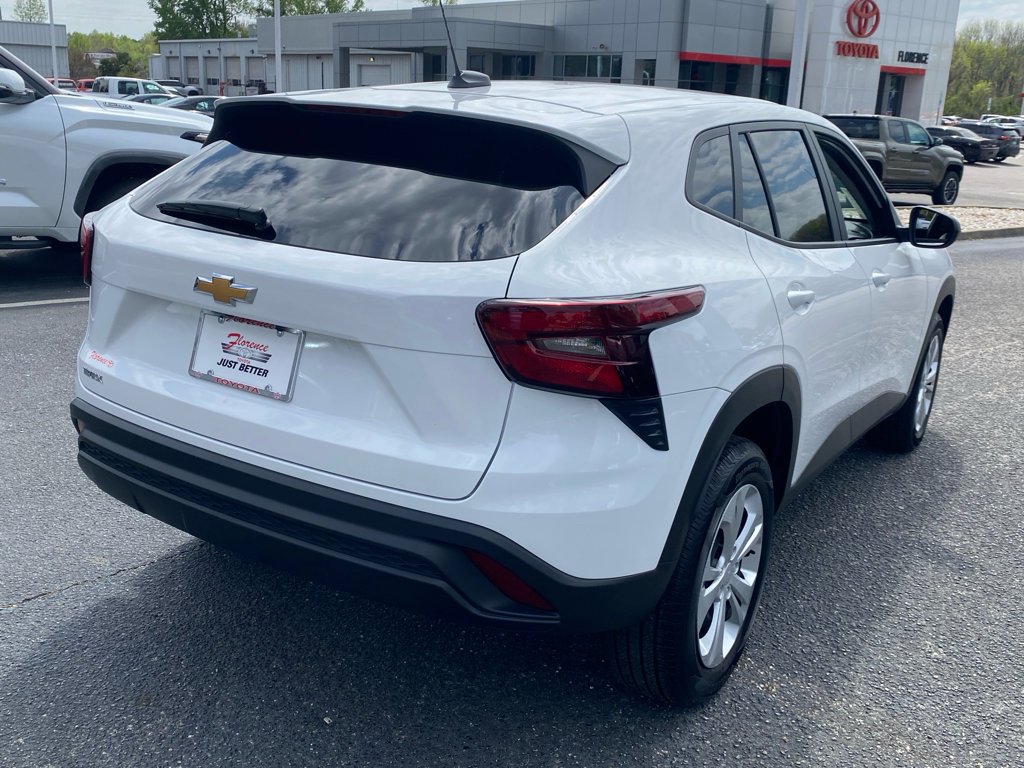 2025 Chevrolet Trax LS - Photo 12