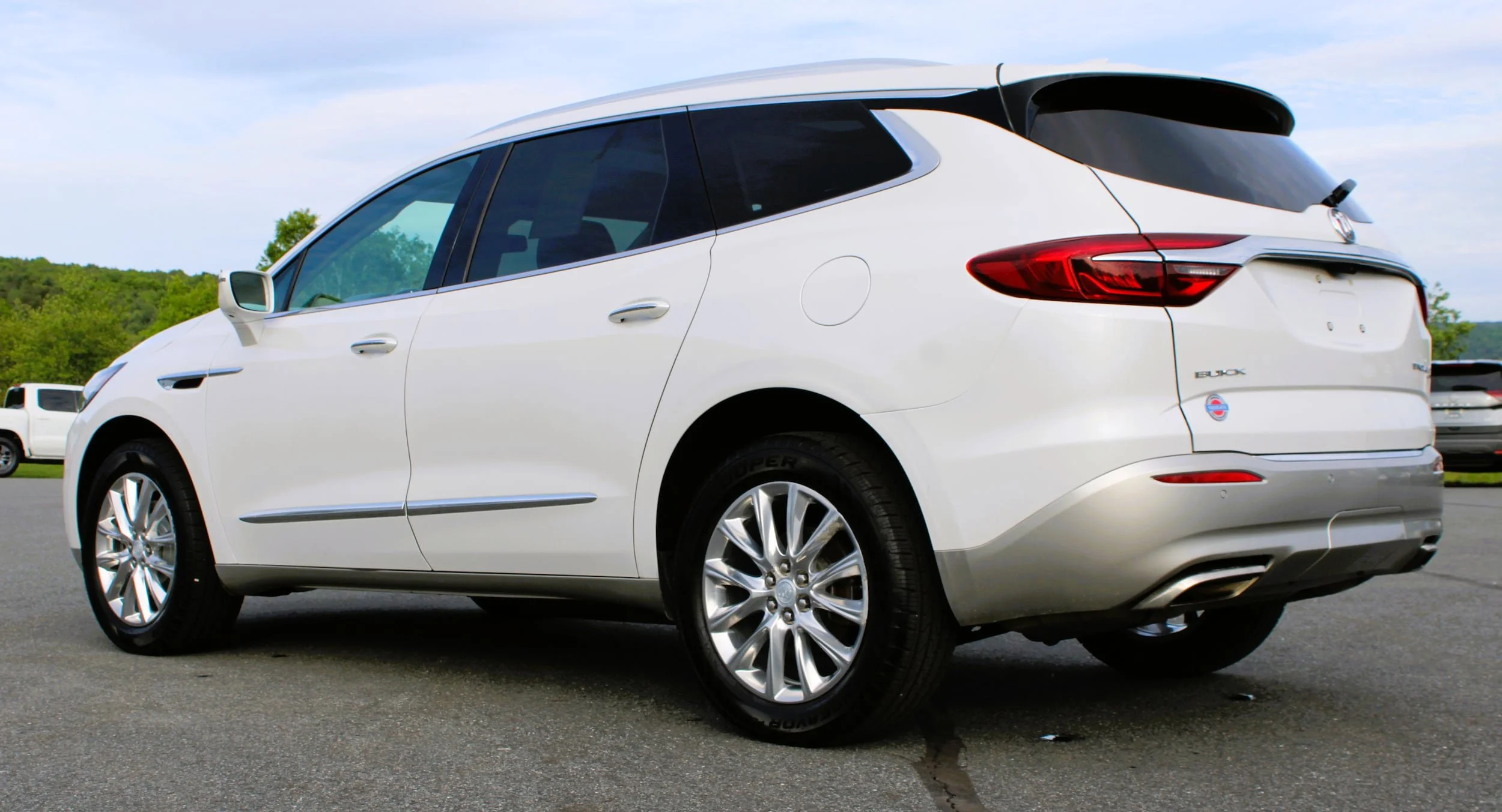 Used 2018 White Frost Tricoat Buick Premium image 12