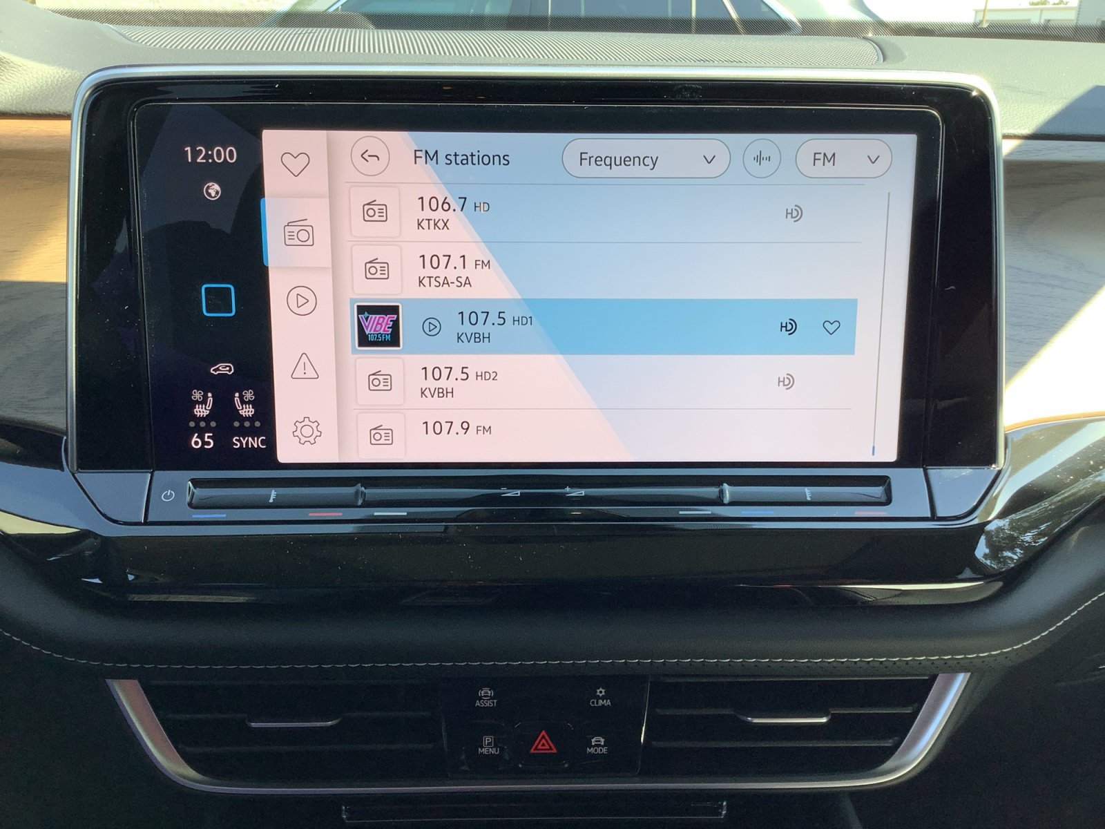 New 2026 Pure Gray Volkswagen 2.0T SE w/Technology image 17