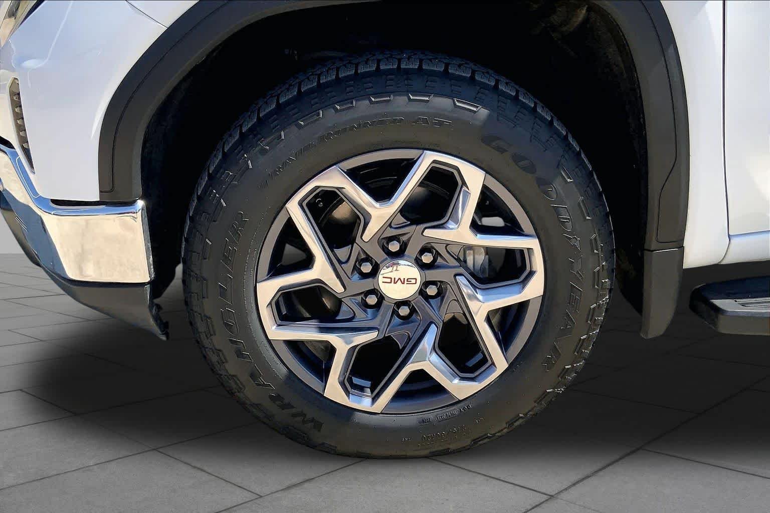 Used 2025 Summit White GMC SLT image 11