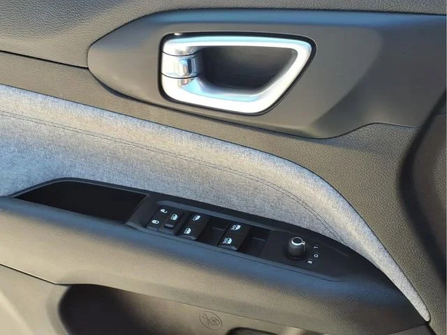 Used 2024  Jeep Latitude image 17