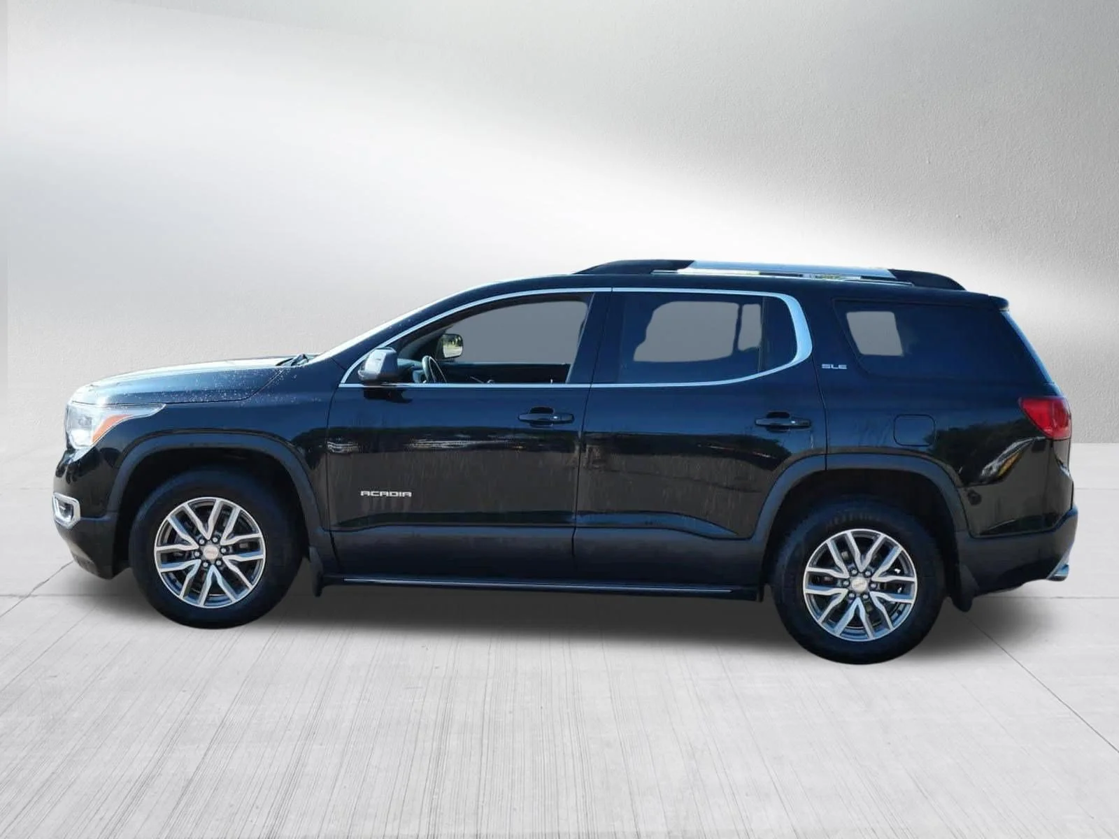 Used 2018 Ebony Twilight Metallic GMC SLE image 4