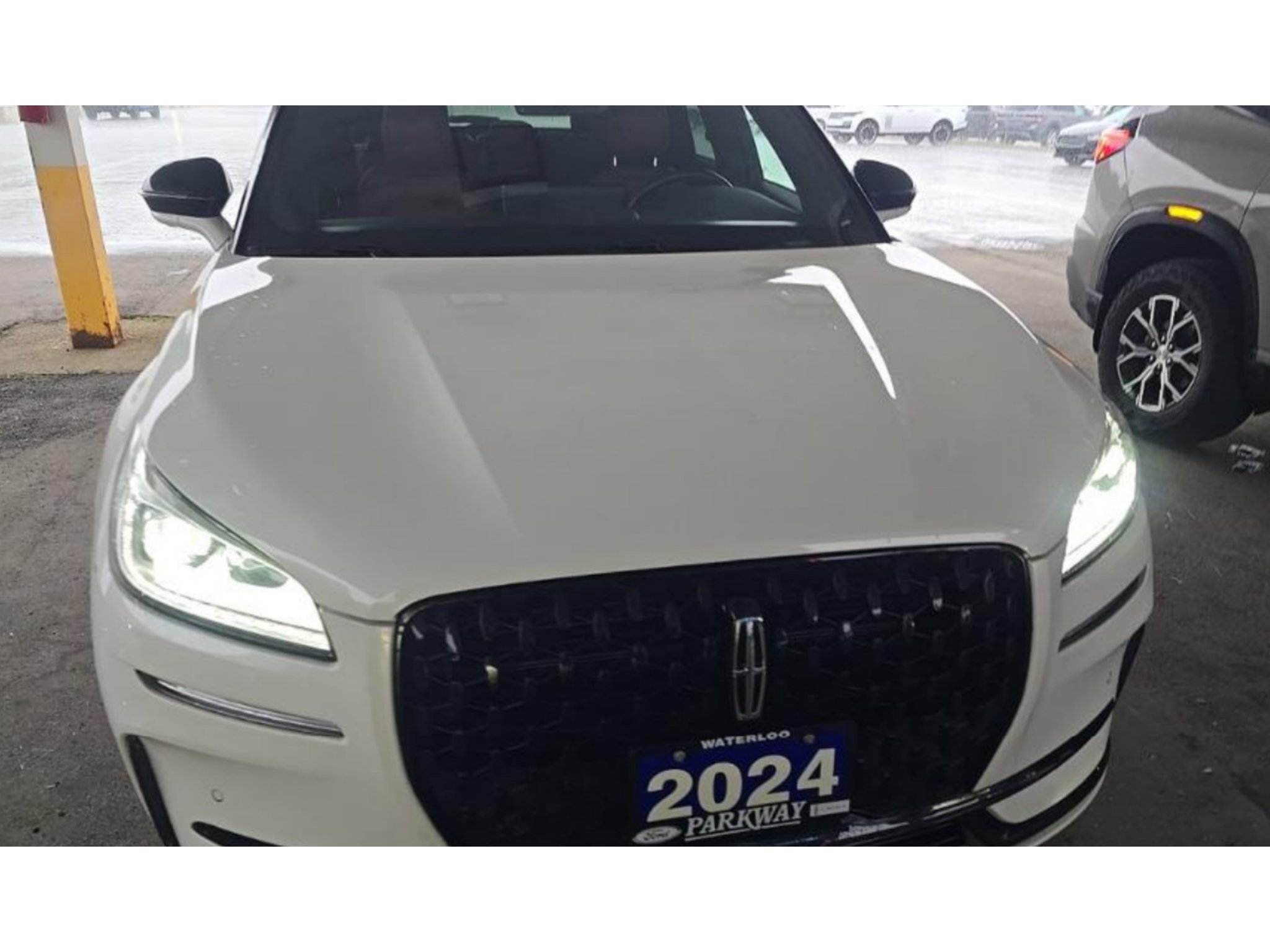 Used 2024 Pristine White Metallic Tri-Coat Lincoln Reserve image 2